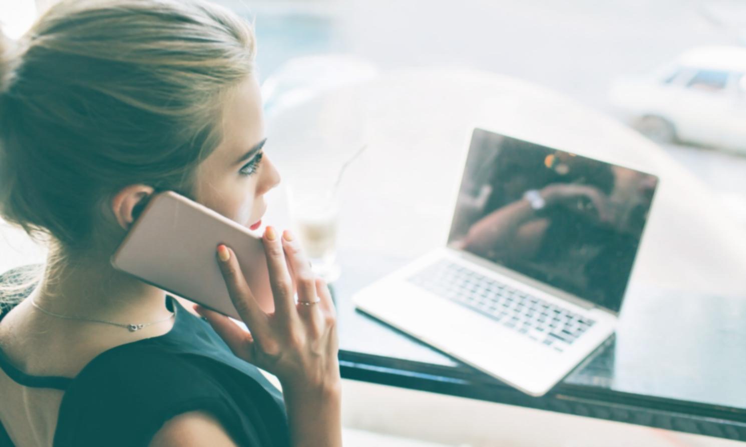 Étudiants travaillant sur des analyses financières avec des graphiques et données